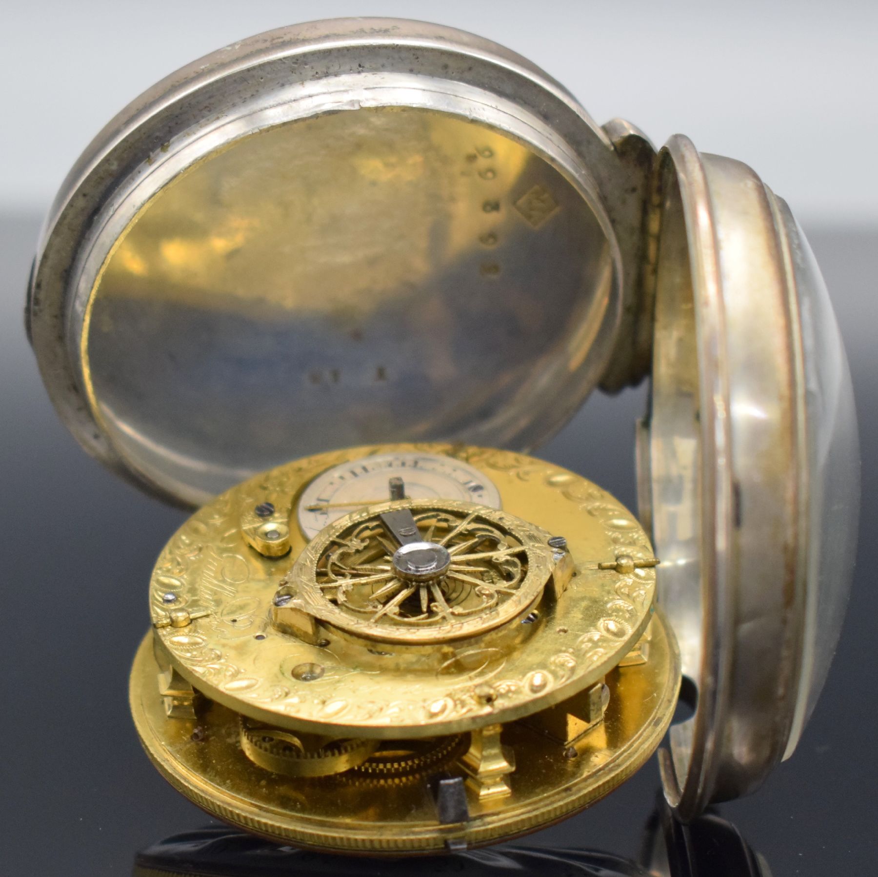 Detail e: GUILLARMOD Freres Spindeltaschenuhr, Schweiz um 1820, 2-teil. Gehäuse in Silber, aufw. welliges Zifferbl. riss. mit röm. Zahlen & arab. Minuterie, ...