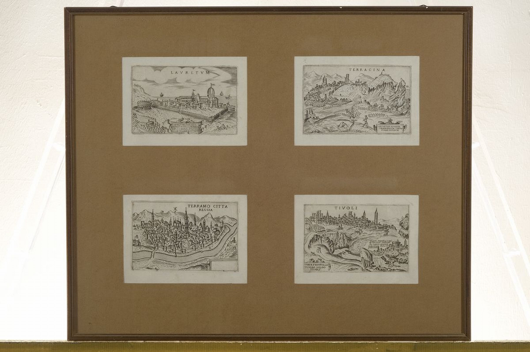 Detail k: 8 kleine Kupferstiche aus dem 18. Jh., italiensiche Ansichten: Tivoli, Terramo Citta, Terracina, Lauretum, Palma, Piacenza, Viterbo und sulmo, je ca. ...