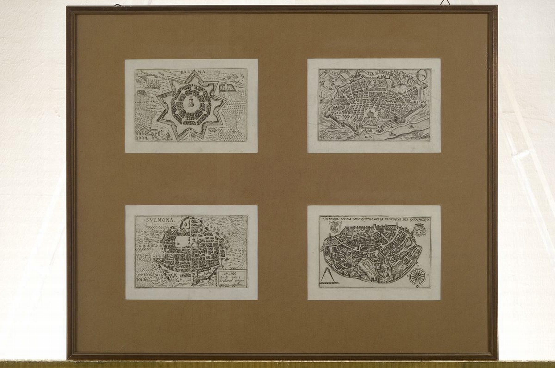 Detail l: 8 kleine Kupferstiche aus dem 18. Jh., italiensiche Ansichten: Tivoli, Terramo Citta, Terracina, Lauretum, Palma, Piacenza, Viterbo und sulmo, je ca. ...