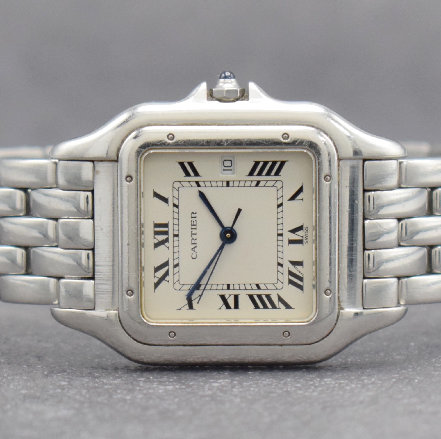 Detail a: CARTIER Panthere Armbanduhr in Edelstahl, Schweiz um 1990, quarz, 2-teil. Gehäuse Boden 8-fach verschr., silb. Zifferbl. m. röm. Zahlen, gebl. ...