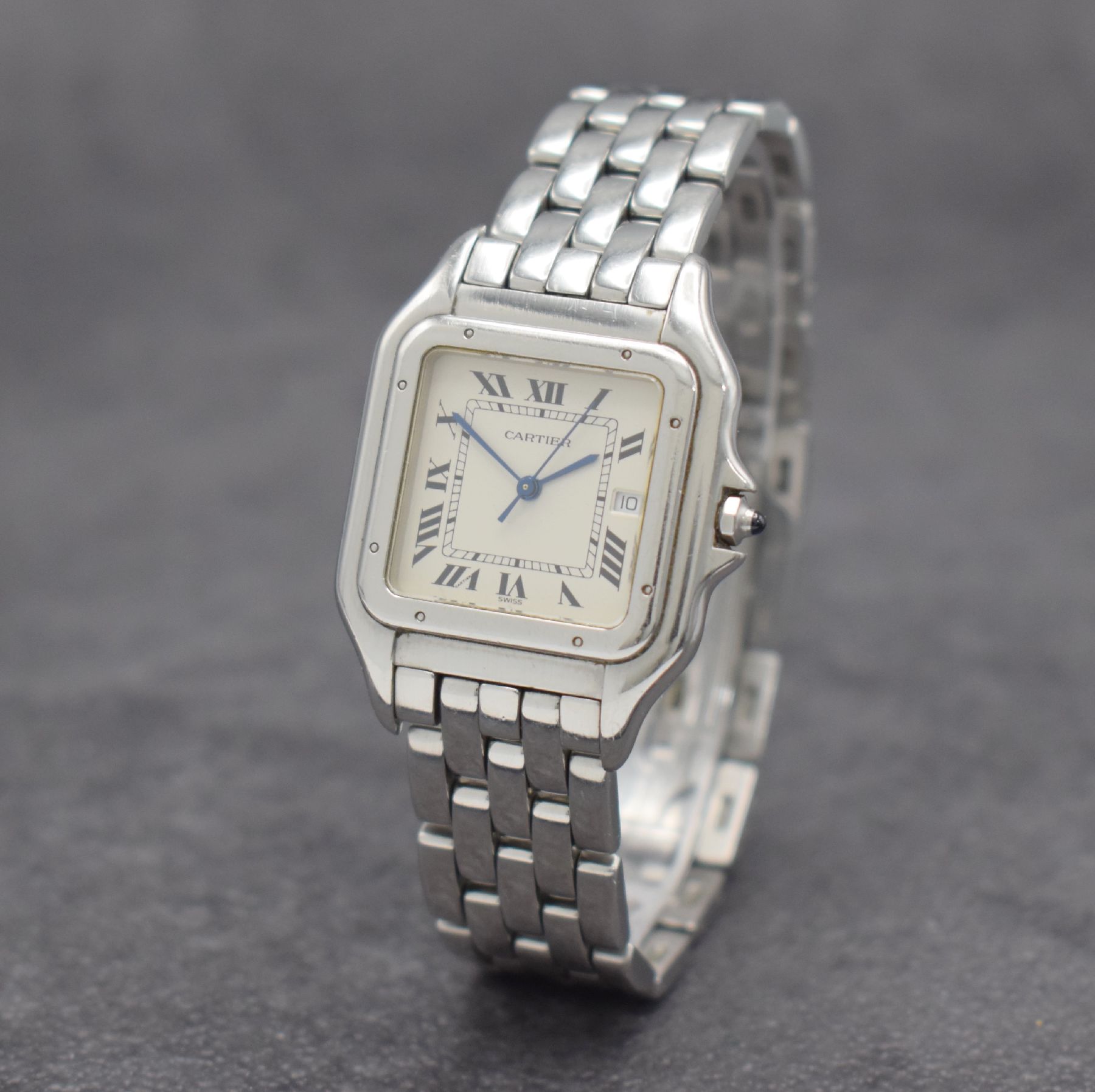 Detail b: CARTIER Panthere Armbanduhr in Edelstahl, Schweiz um 1990, quarz, 2-teil. Gehäuse Boden 8-fach verschr., silb. Zifferbl. m. röm. Zahlen, gebl. ...