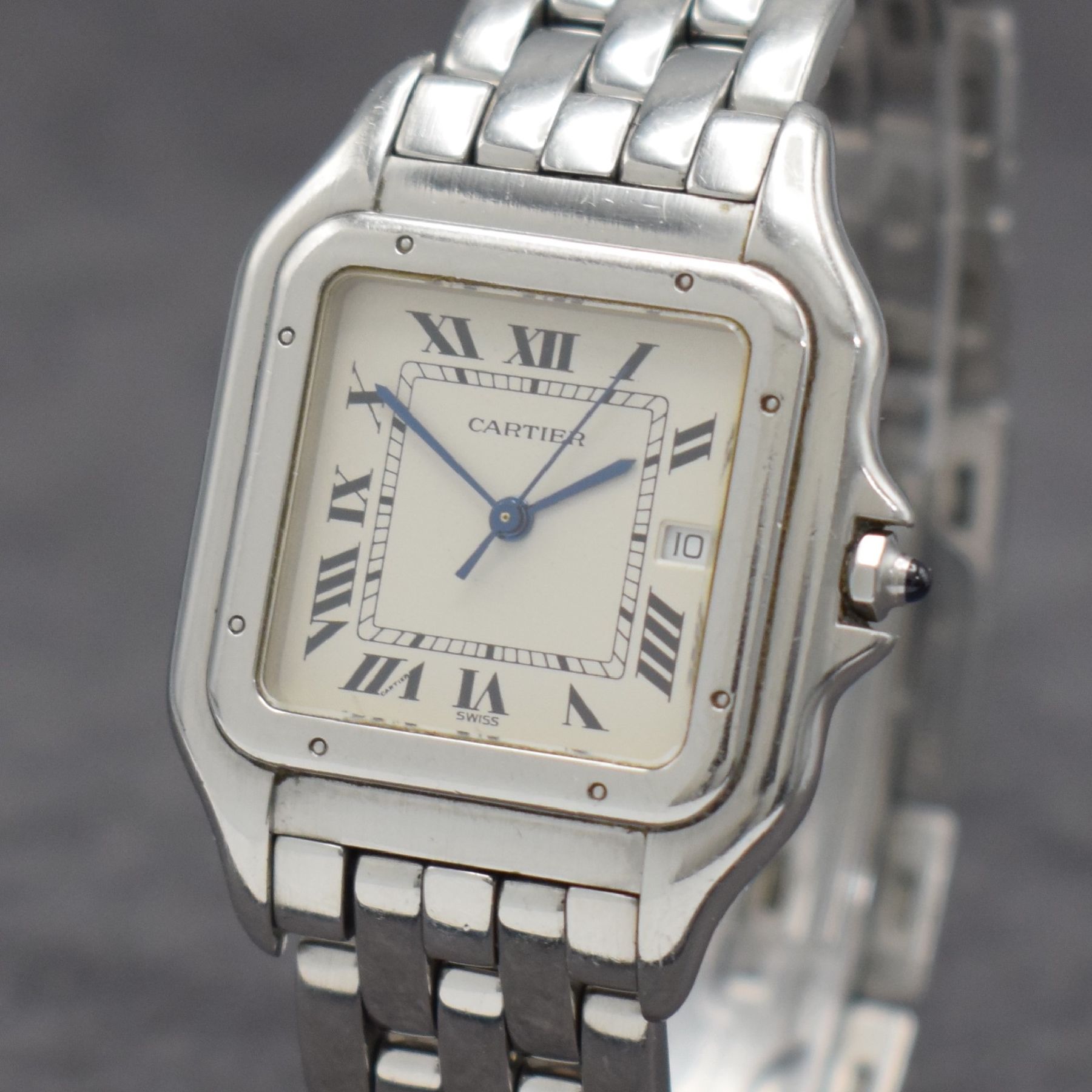 Detail c: CARTIER Panthere Armbanduhr in Edelstahl, Schweiz um 1990, quarz, 2-teil. Gehäuse Boden 8-fach verschr., silb. Zifferbl. m. röm. Zahlen, gebl. ...