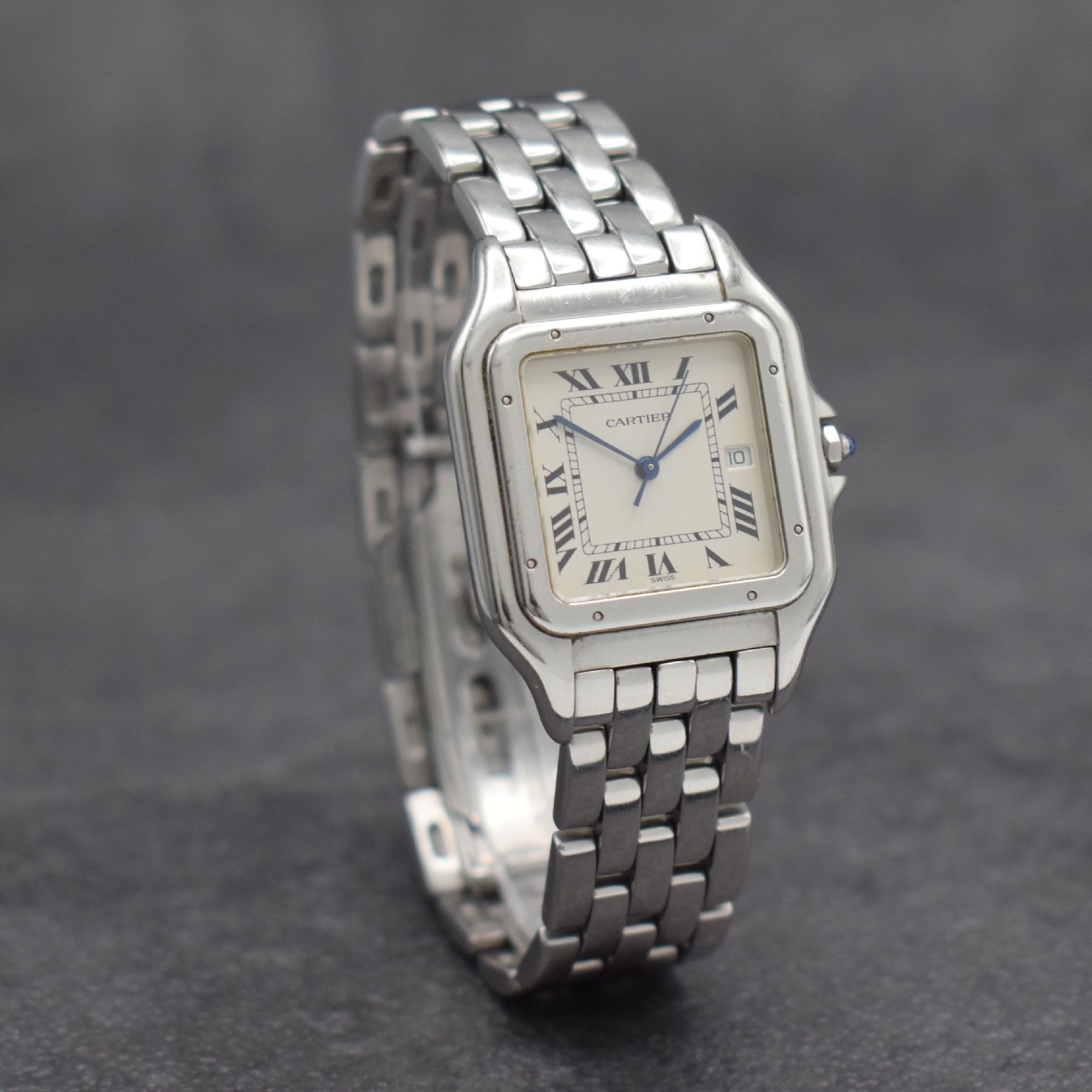 Detail d: CARTIER Panthere Armbanduhr in Edelstahl, Schweiz um 1990, quarz, 2-teil. Gehäuse Boden 8-fach verschr., silb. Zifferbl. m. röm. Zahlen, gebl. ...