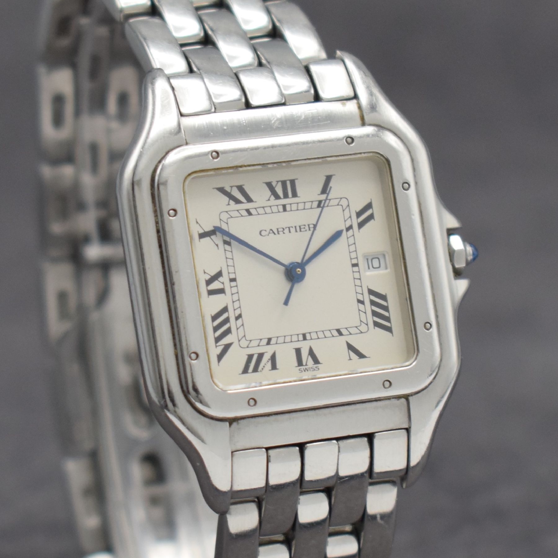 Detail e: CARTIER Panthere Armbanduhr in Edelstahl, Schweiz um 1990, quarz, 2-teil. Gehäuse Boden 8-fach verschr., silb. Zifferbl. m. röm. Zahlen, gebl. ...