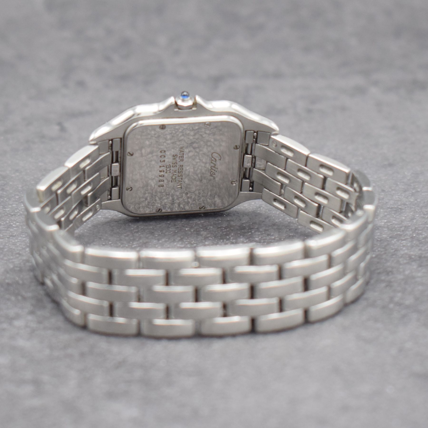 Detail f: CARTIER Panthere Armbanduhr in Edelstahl, Schweiz um 1990, quarz, 2-teil. Gehäuse Boden 8-fach verschr., silb. Zifferbl. m. röm. Zahlen, gebl. ...