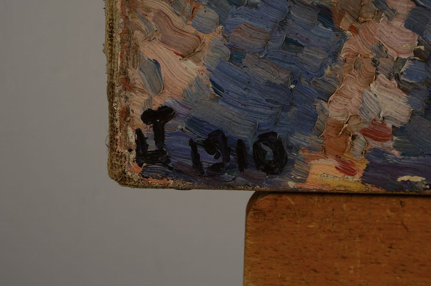 Detail a: Monogrammist LT, dat. 1910, Waldlandschaft mit Bank, Öl/Lwd., pastoser Farbauftrag, mittig oben mit kl. Leinwandschäden, li. u. monogrammiert und ...