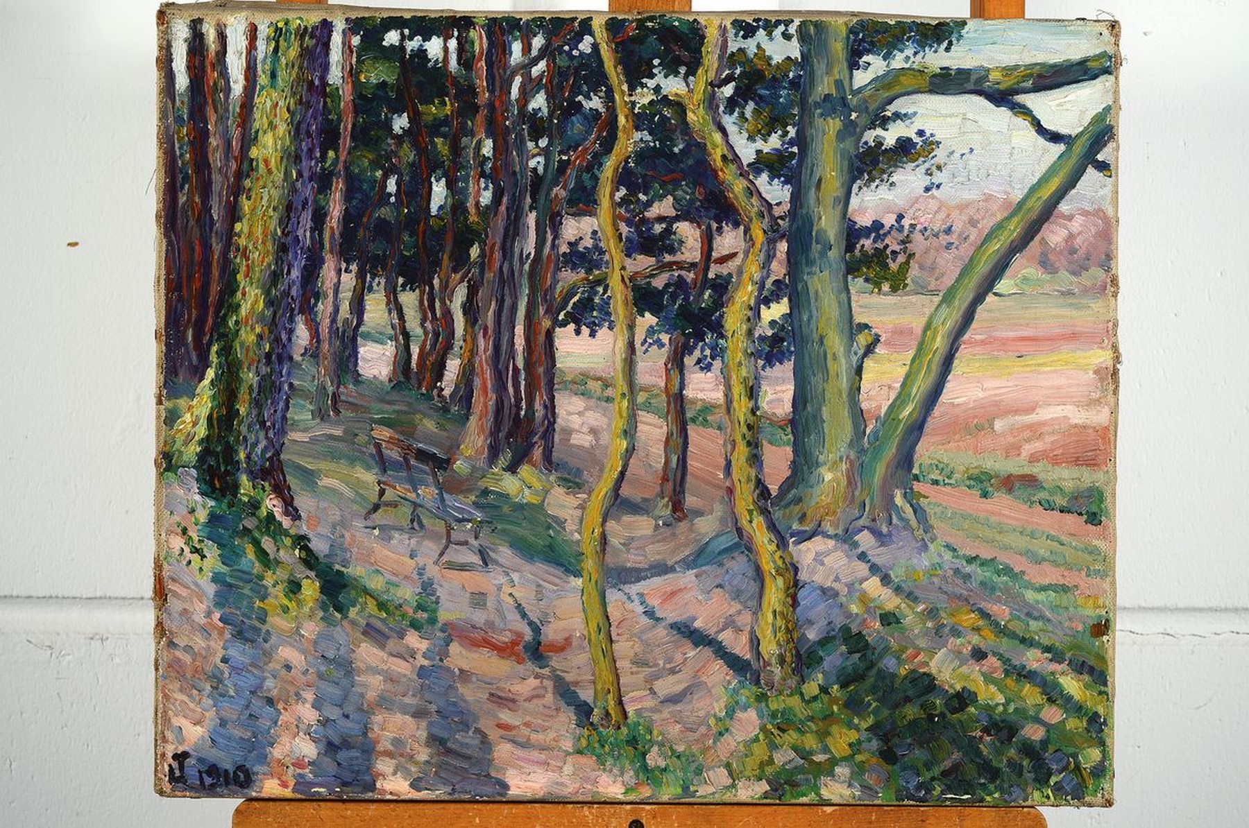 Detail k: Monogrammist LT, dat. 1910, Waldlandschaft mit Bank, Öl/Lwd., pastoser Farbauftrag, mittig oben mit kl. Leinwandschäden, li. u. monogrammiert und ...