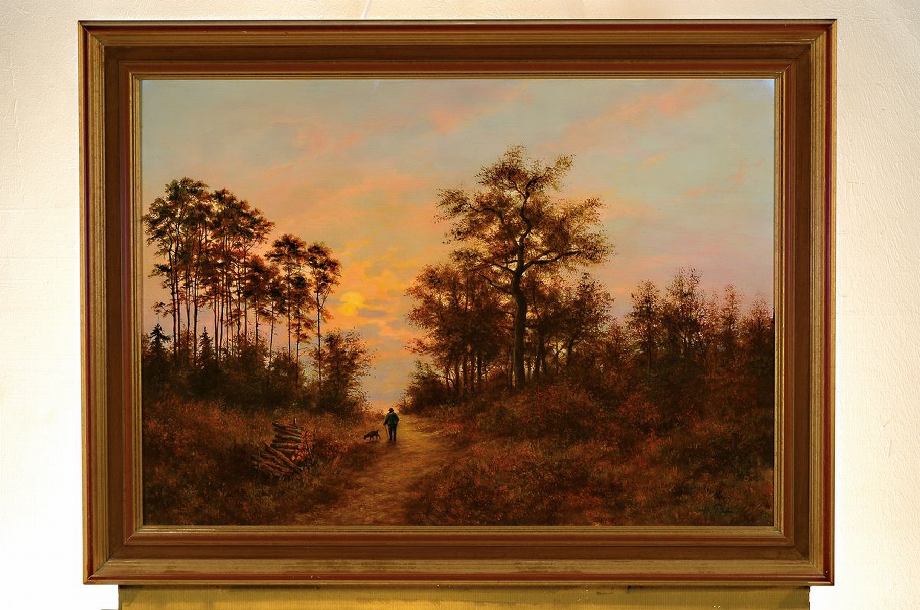 Detail k: Hans Pfaff, 1939-2019, Herbstlicher Wald im Abendlicht, Mann und Hund auf dem Waldweg, Öl/Lwd, rechts unten signiert, ca. 51x72cm, R. ca. 63x85cm