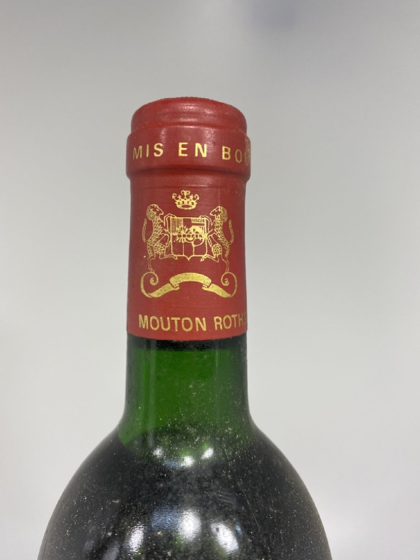 Detail b: 1 Fl. 1989 Chateau Mouton Rothschild, Pauillac, mid. shoulder, 75 cl, nicht verkostet