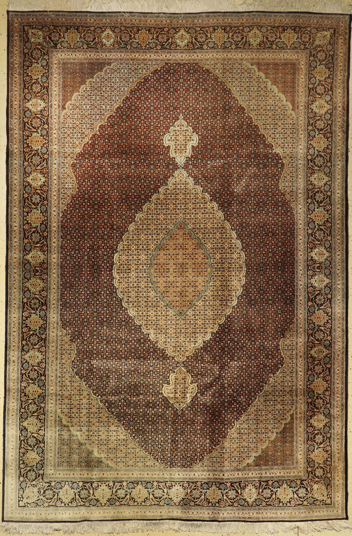 Täbriz fein, Persien, ca. 50 Jahre, Korkwolle mit Seide, ca. 293 x 198 cm, (verblasst), EHZ: 2