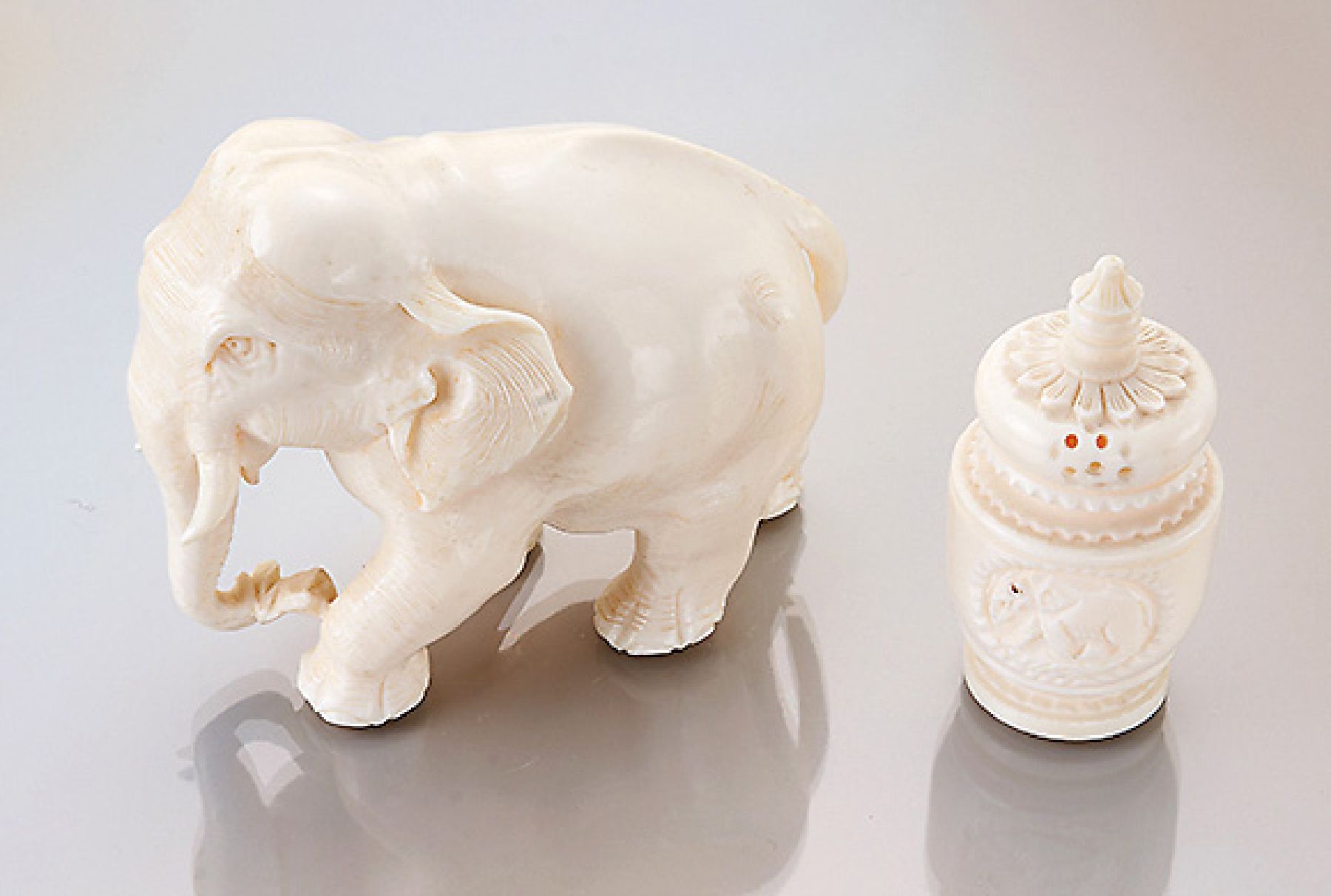 Konvolut mit Elfenbein, China um 1900, best. aus: Skulptur "Elefant", naturalistischeDarstellung, det. Ausführung, z.T. grav., H. ca. 6 ...