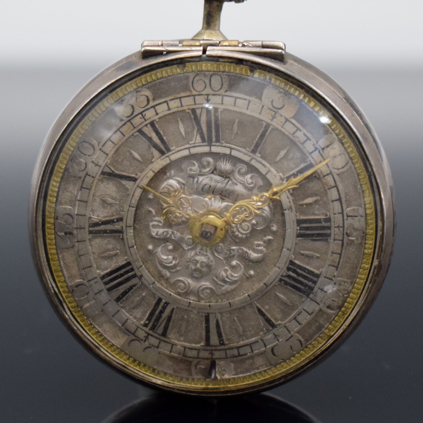 Detail a: Ja. WALKER London Spindeltaschenuhr in Silber, um 1700, Silbergehäuse, silb. Zifferblatt m. röm. Zahlen, arab. Minuterie, Zeiger später, ...