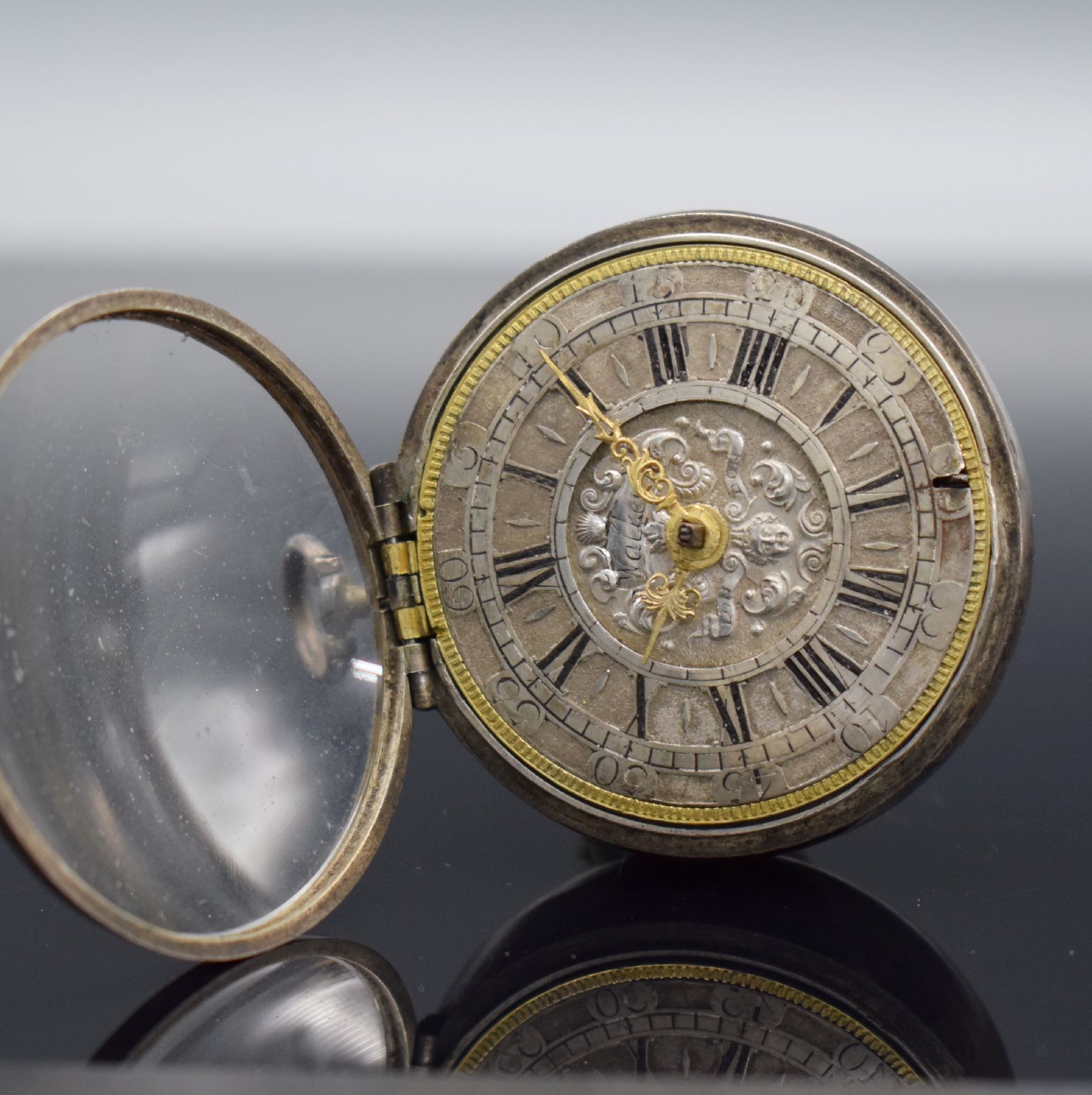 Detail b: Ja. WALKER London Spindeltaschenuhr in Silber, um 1700, Silbergehäuse, silb. Zifferblatt m. röm. Zahlen, arab. Minuterie, Zeiger später, ...