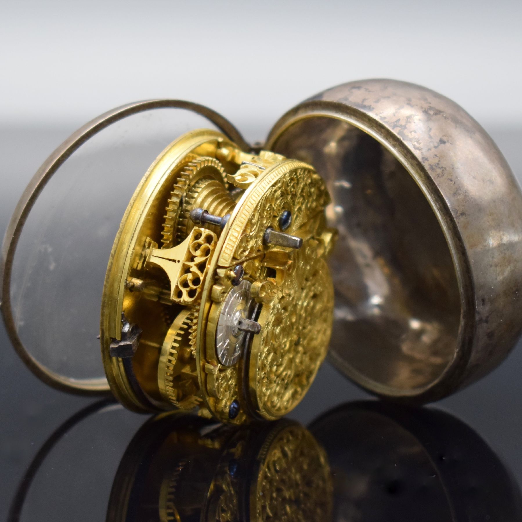 Detail d: Ja. WALKER London Spindeltaschenuhr in Silber, um 1700, Silbergehäuse, silb. Zifferblatt m. röm. Zahlen, arab. Minuterie, Zeiger später, ...
