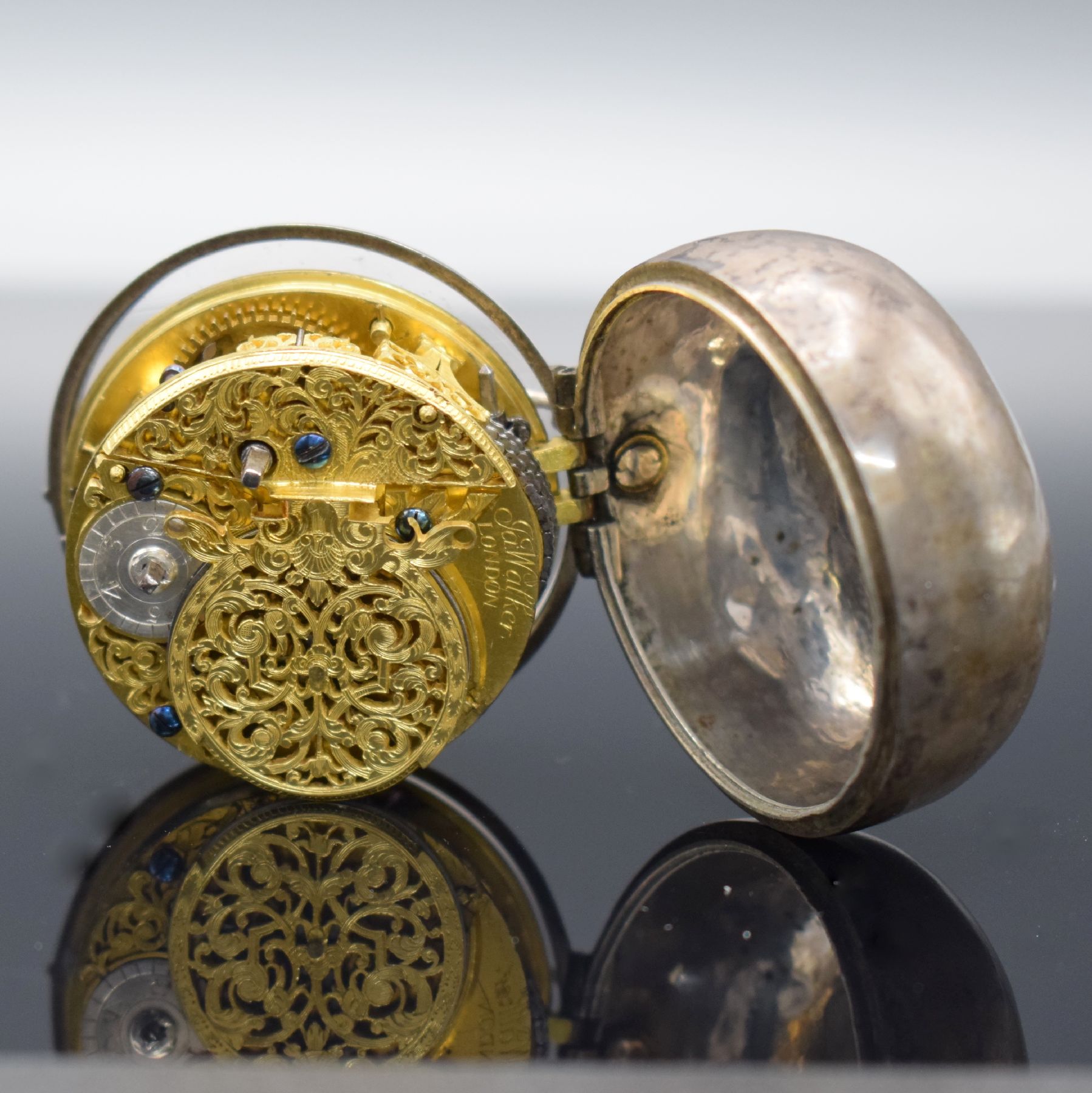 Detail e: Ja. WALKER London Spindeltaschenuhr in Silber, um 1700, Silbergehäuse, silb. Zifferblatt m. röm. Zahlen, arab. Minuterie, Zeiger später, ...