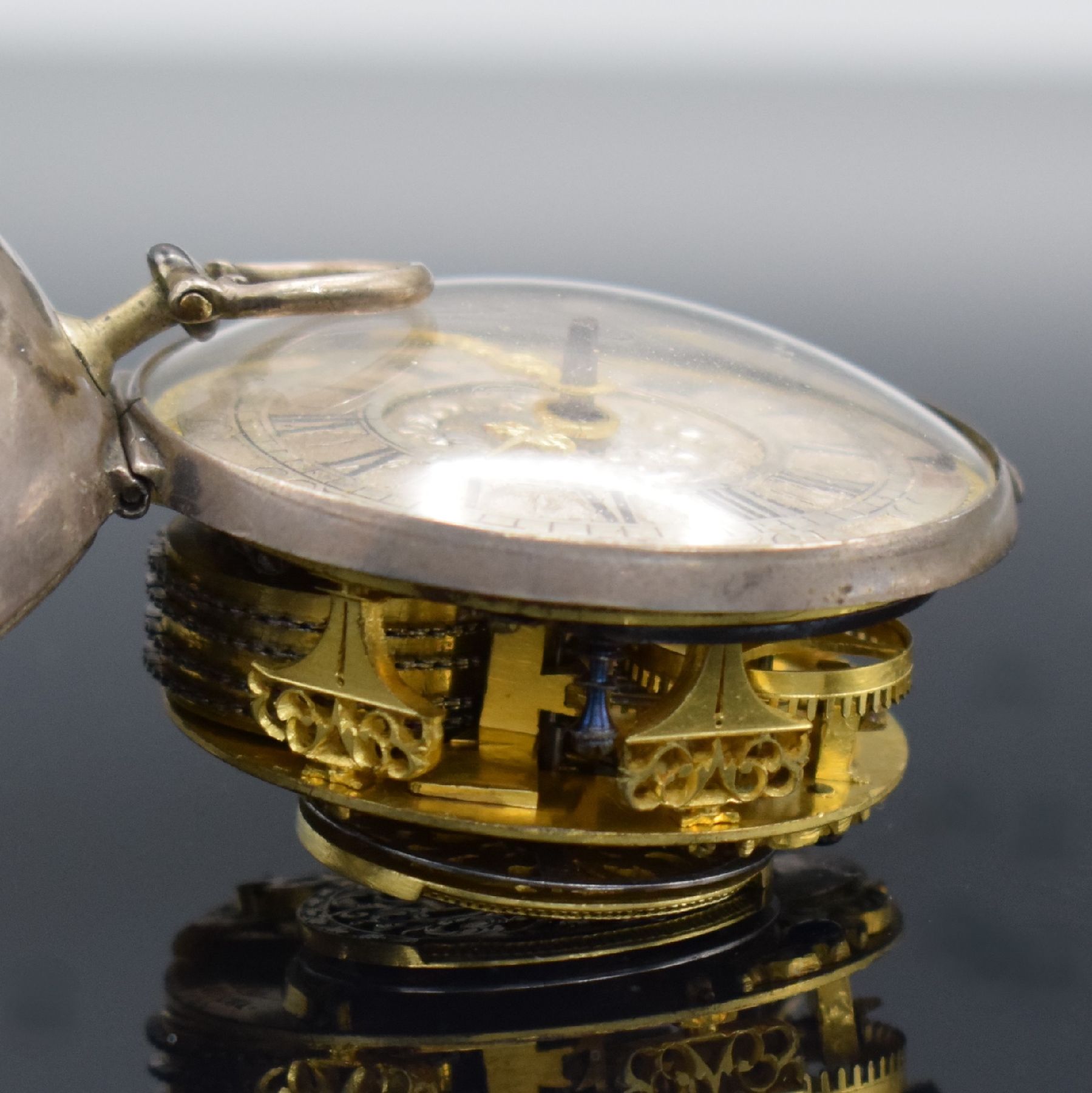 Detail g: Ja. WALKER London Spindeltaschenuhr in Silber, um 1700, Silbergehäuse, silb. Zifferblatt m. röm. Zahlen, arab. Minuterie, Zeiger später, ...