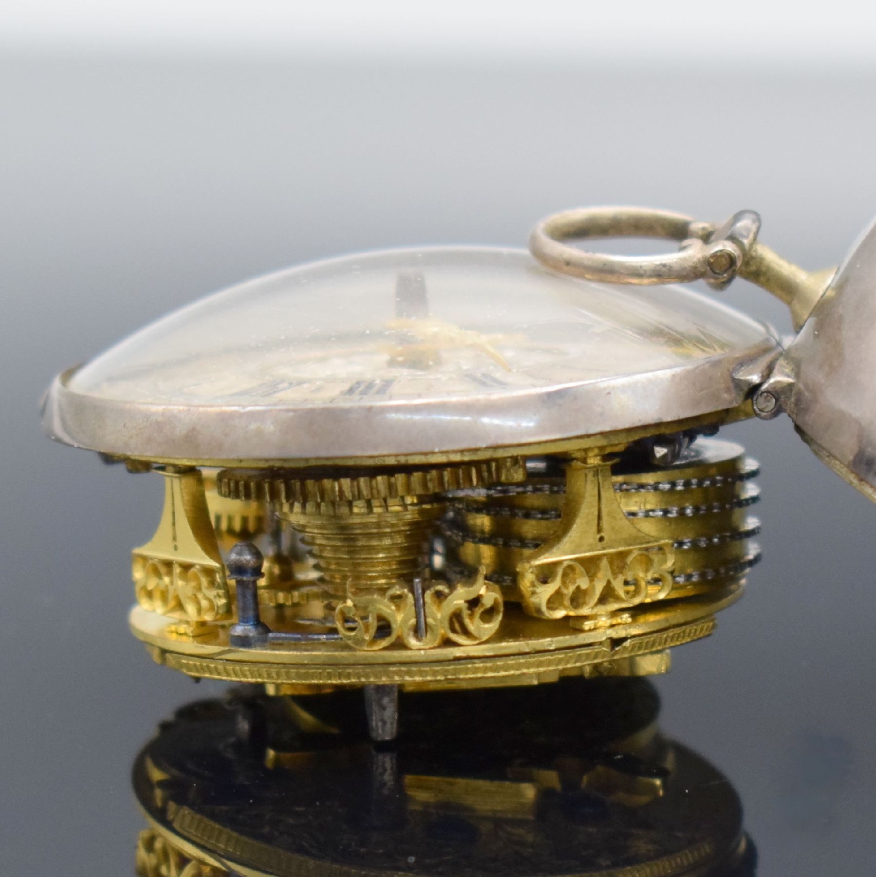Detail h: Ja. WALKER London Spindeltaschenuhr in Silber, um 1700, Silbergehäuse, silb. Zifferblatt m. röm. Zahlen, arab. Minuterie, Zeiger später, ...