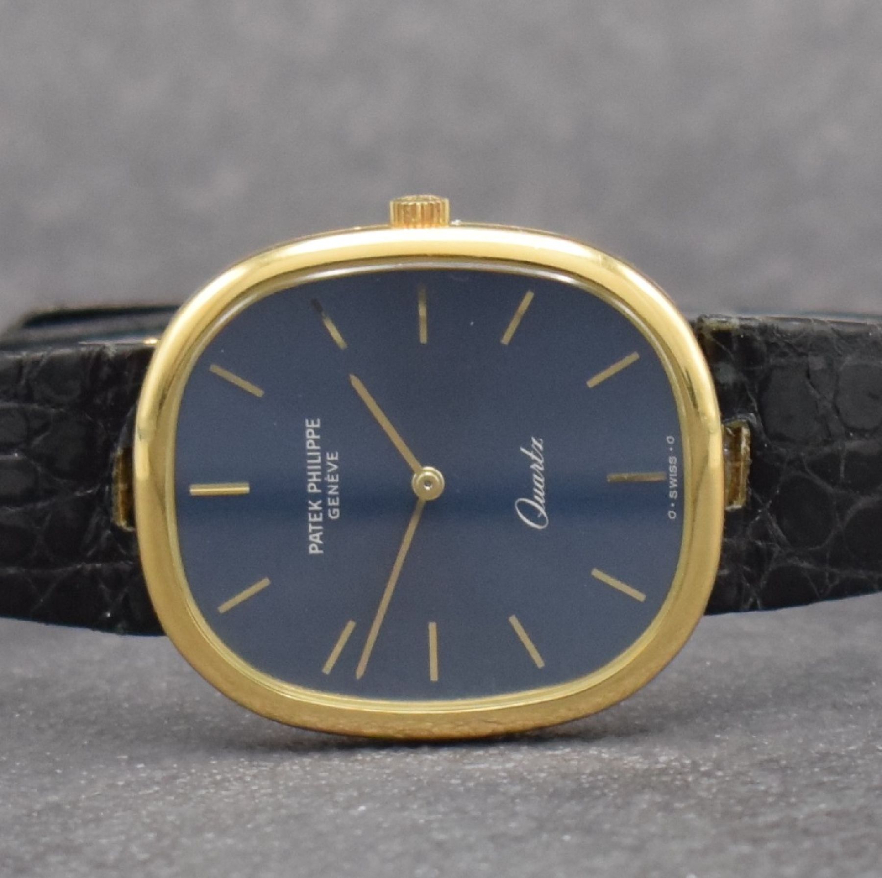 Detail a: PATEK PHILIPPE Ellipse d`Or Herrenarmbanduhr in GG 750/000 Referenz 3838, Schweiz um 1985, quarz, 2-teil. Gehäuse, Boden aufgedr., orig. Lederband ...