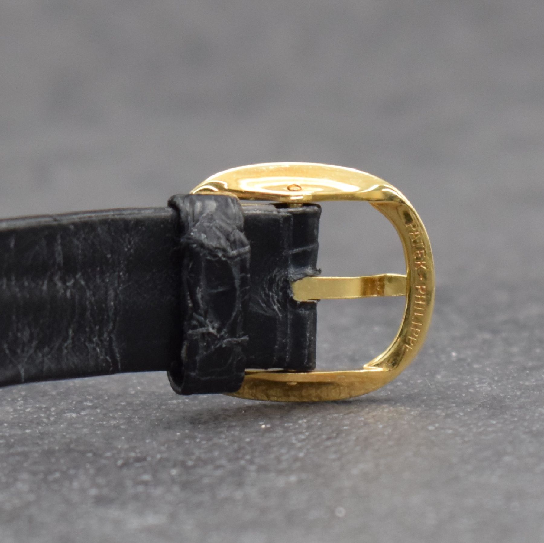 Detail d: PATEK PHILIPPE Ellipse d`Or Herrenarmbanduhr in GG 750/000 Referenz 3838, Schweiz um 1985, quarz, 2-teil. Gehäuse, Boden aufgedr., orig. Lederband ...