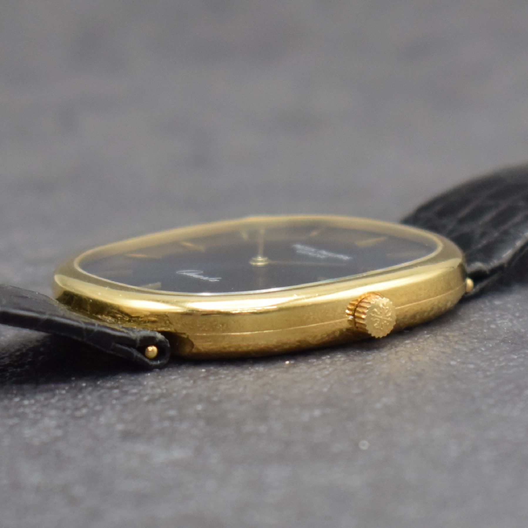 Detail e: PATEK PHILIPPE Ellipse d`Or Herrenarmbanduhr in GG 750/000 Referenz 3838, Schweiz um 1985, quarz, 2-teil. Gehäuse, Boden aufgedr., orig. Lederband ...