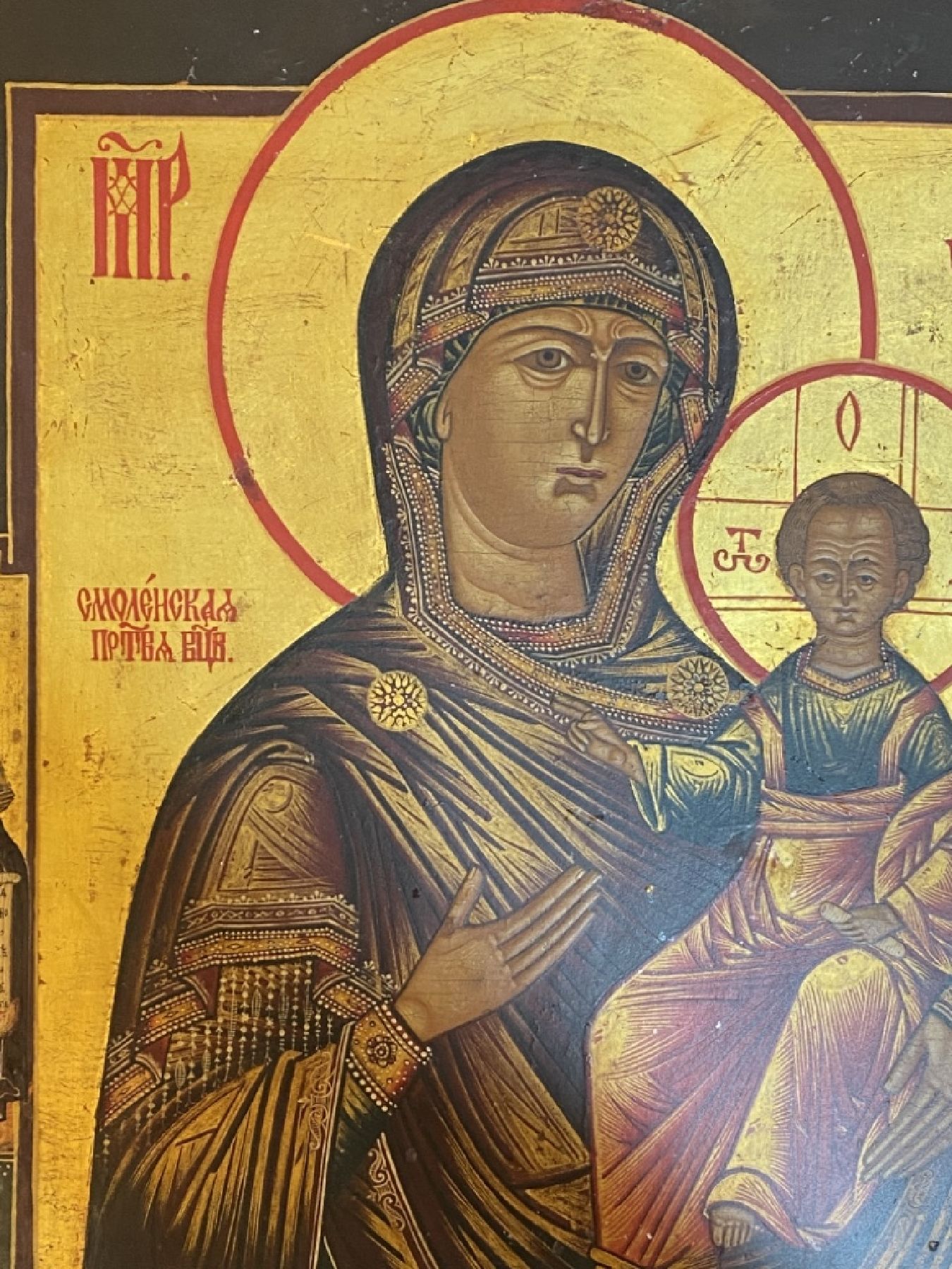 Detail g: Ikone, Russland, um 1900, Gottesmutter von Smolensk, mit zwei Randheiligen, Tempera auf Holz, vertieftes Mittelfeld, ca. 31x27cm, mit Expertise russ. ...
