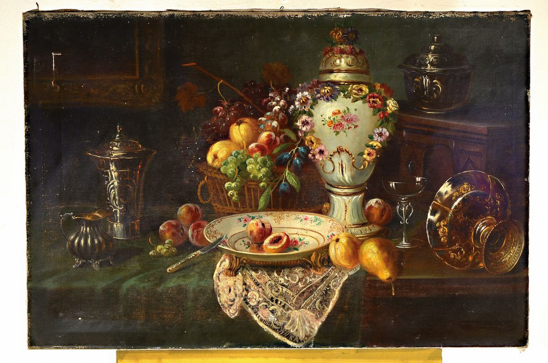 Detail k: Eduard Huber-Andorf, 1877 Grafing-1965 Germering, Maler der Münchener Schule, hier: Üppiges Stillleben mit feinem Porzellan, Silber und Obst, ca. ...
