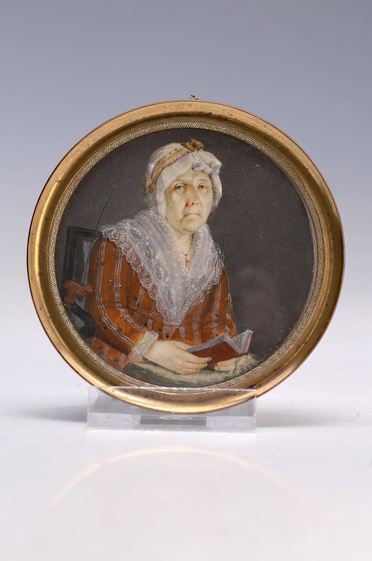 Detail k: Miniaturmalerei, Frankreich, wohl Umkreis Jean Urbain Guerin, 1760 - 1836, Dame im roten Kleid mit Spitzenkragen und heller Haube in einem Buch ...