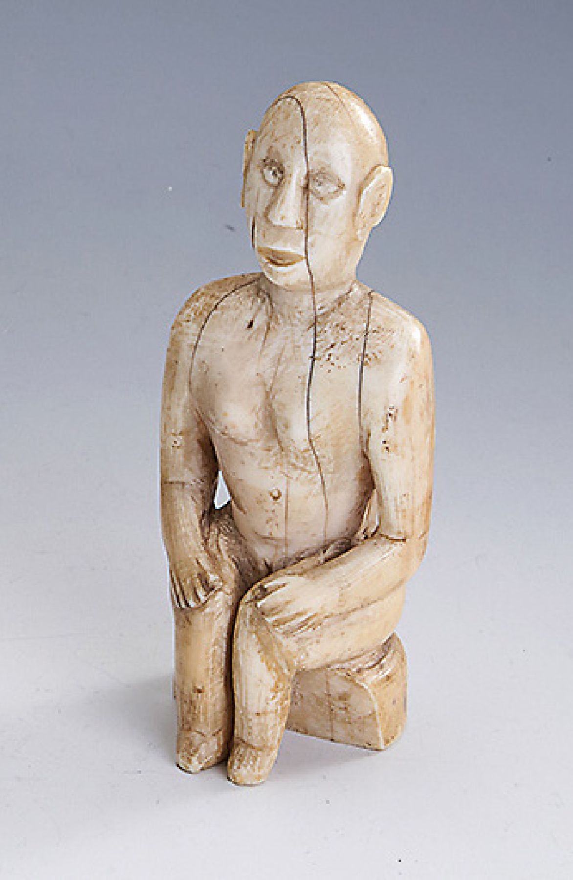 Skulptur Elfenbein, Polynesien um 1890, Darstellung eines sitzenden Ahnen in stiltyp. Haltung, H. ca. 15.5 cm, Versand nur innerhalbder EU