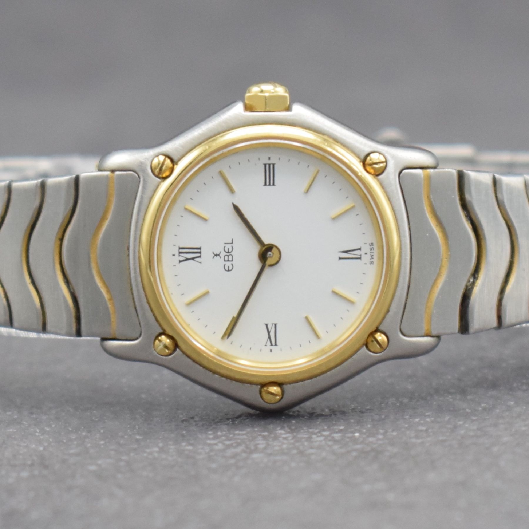 Detail a: EBEL Sport Classique Damenarmbanduhr, Schweiz um 1990, quarz, Edelstahl/Gold komb., Monocoque-Geh., Lünette 5-fach verschr., Gliederband, weißes ...