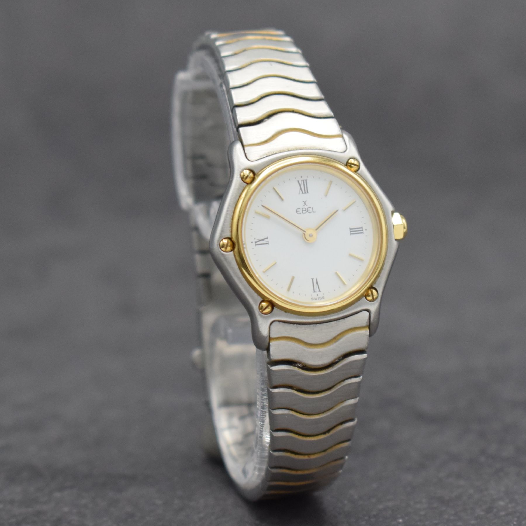 Detail d: EBEL Sport Classique Damenarmbanduhr, Schweiz um 1990, quarz, Edelstahl/Gold komb., Monocoque-Geh., Lünette 5-fach verschr., Gliederband, weißes ...