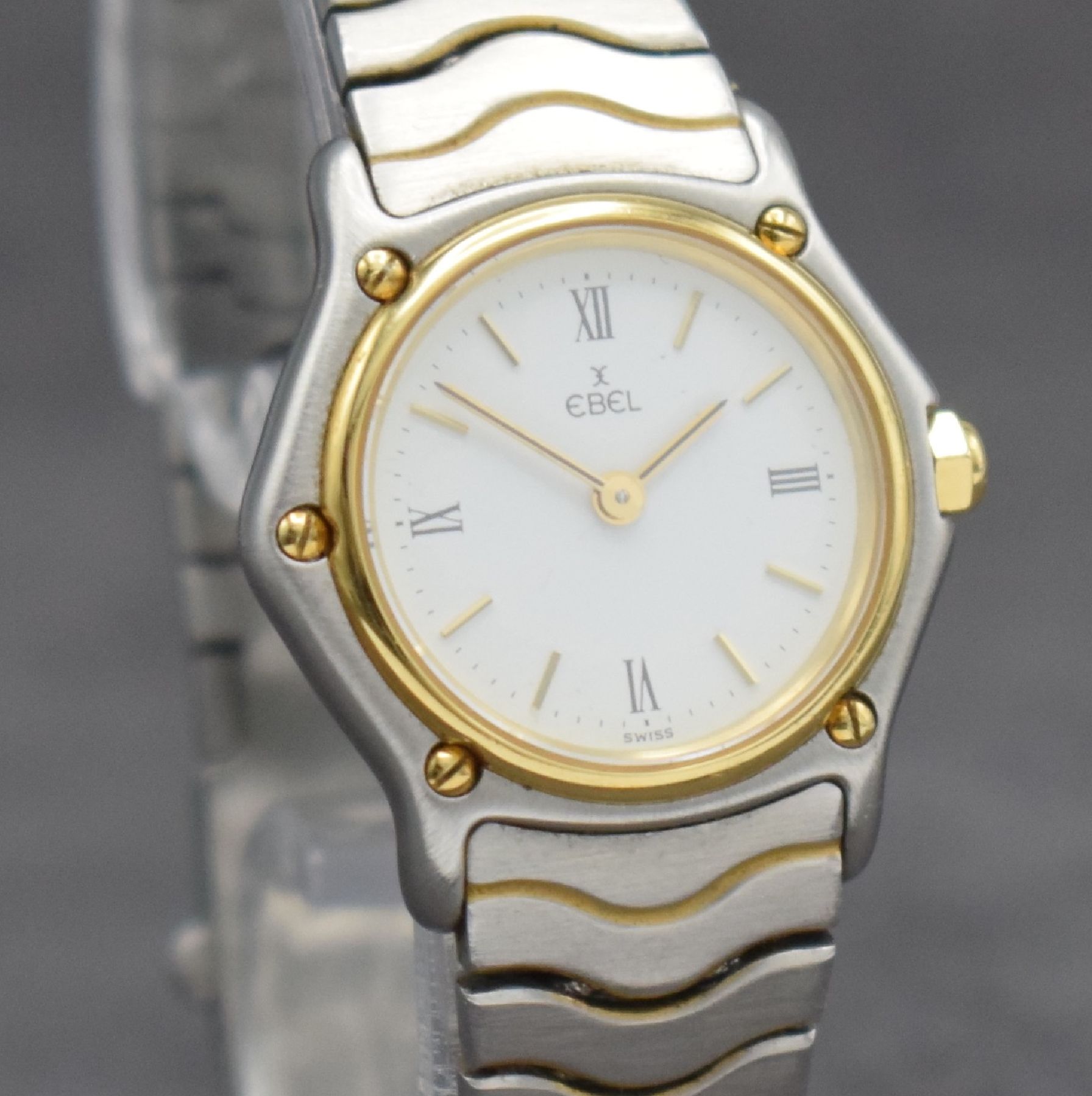 Detail e: EBEL Sport Classique Damenarmbanduhr, Schweiz um 1990, quarz, Edelstahl/Gold komb., Monocoque-Geh., Lünette 5-fach verschr., Gliederband, weißes ...