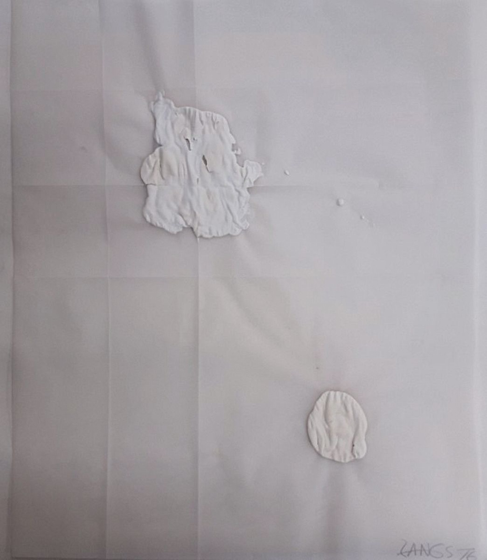 Detail k: Herbert Zangs, 1924-2003, Knickfaltung Pergamentpapier, von 1976, mit Acrylklecksen in weiß, rechts unten signiert und dat. 76, ca. 59.7x49.5cm, an ...