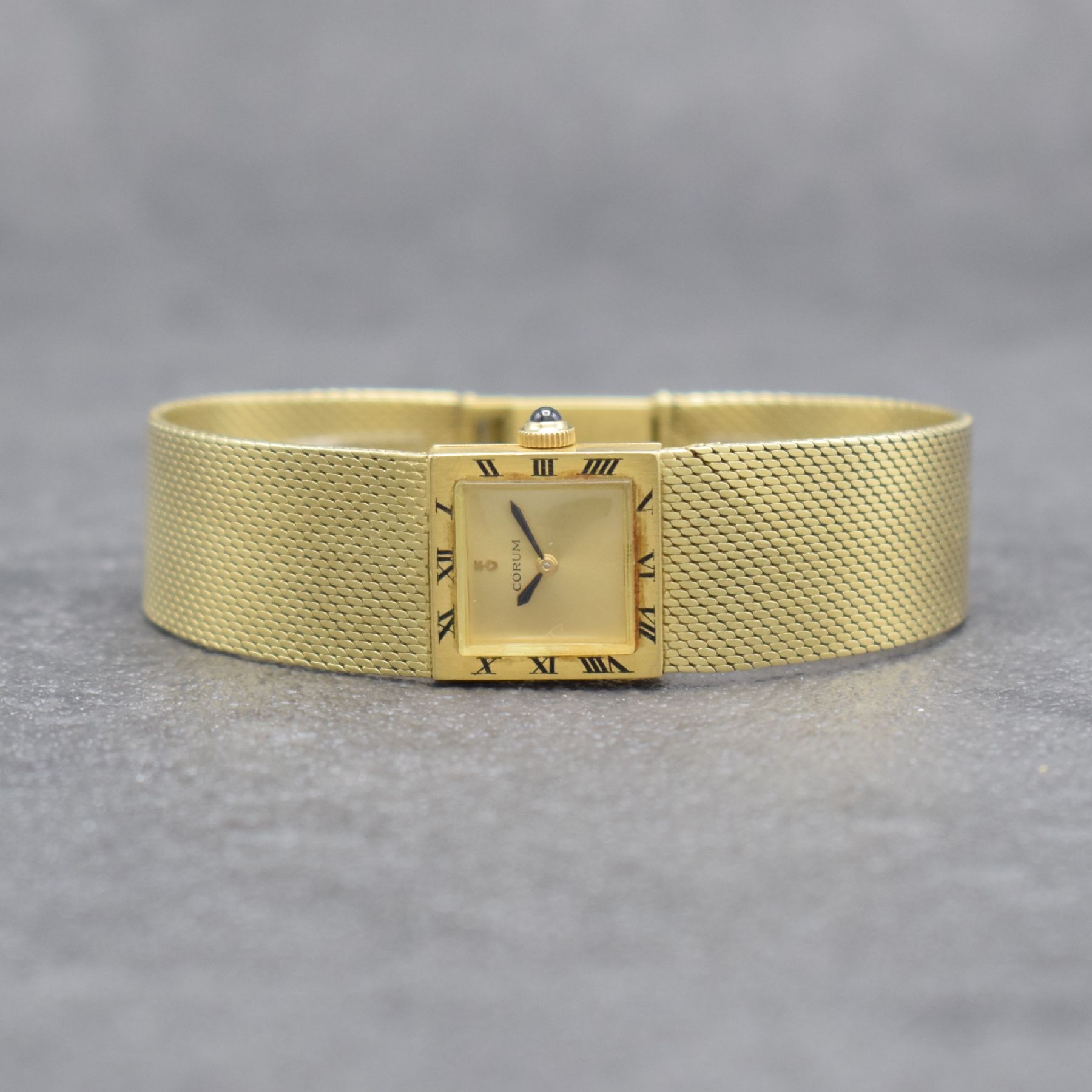 CORUM Damenarmbanduhr in GG 585/000 & 750/000, Schweiz um 1965, Handaufzug, 2-teil. Geh. in GG 750/000, Lünette m. röm. Zahlen, neutr. ...