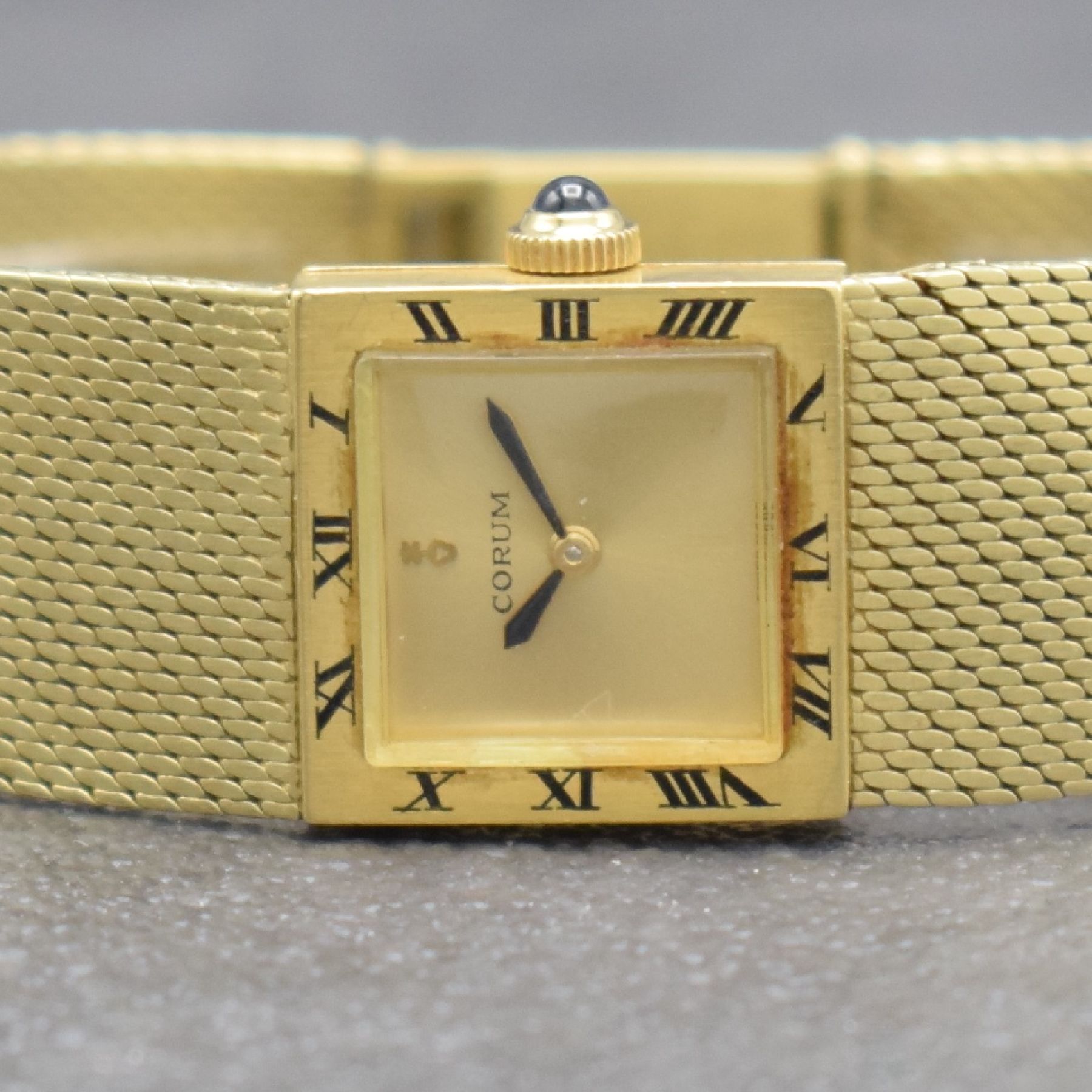 Detail a: CORUM Damenarmbanduhr in GG 585/000 & 750/000, Schweiz um 1965, Handaufzug, 2-teil. Geh. in GG 750/000, Lünette m. röm. Zahlen, neutr. ...