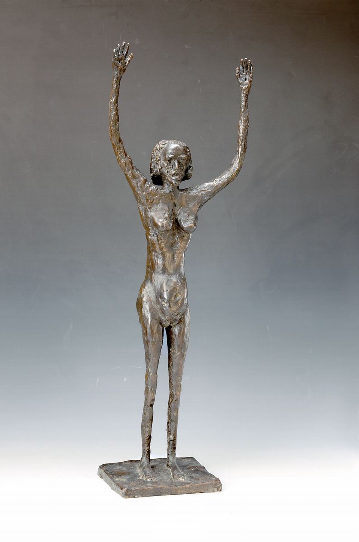 Bronzeskulptur, unbekannter Künstler, wohl 70er Jahre, stehender weiblicher Akt mit nach oben gestreckten Armen, unsigniert, mit Stigmatisierung an ...
