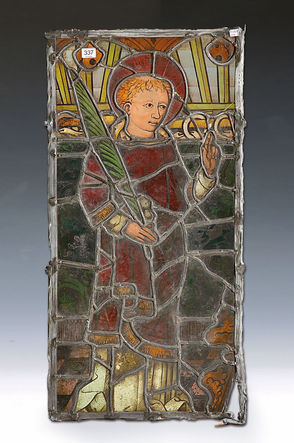 Grosses Bleiglasfenster, süddeutsch, ca. 17. Jh., buntes Glas fein bemalt, Darstellung eines Märtyrers im roten Rock und mit rotem Heiligenschein, ...