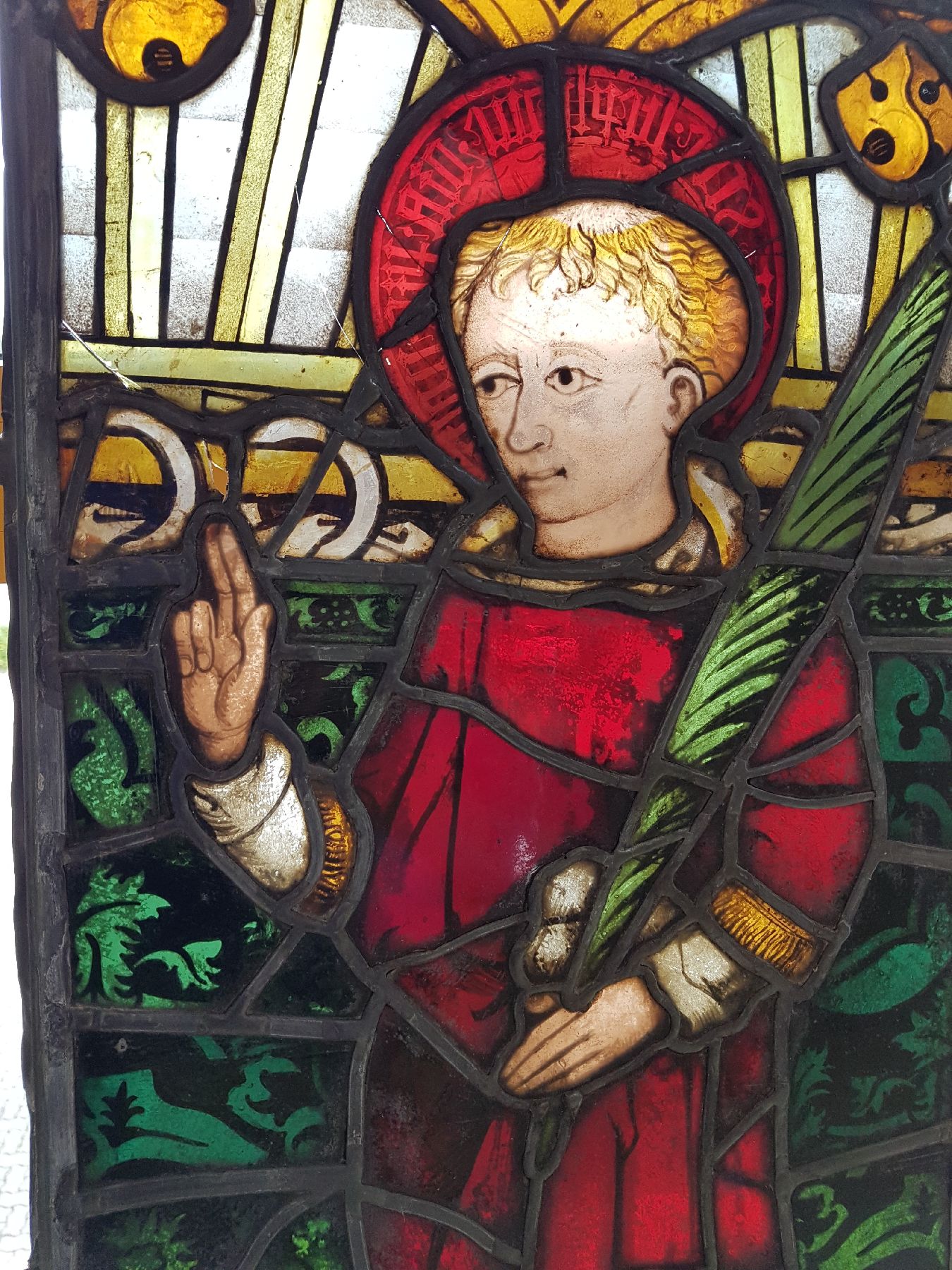 Detail a: Grosses Bleiglasfenster, süddeutsch, ca. 17. Jh., buntes Glas fein bemalt, Darstellung eines Märtyrers im roten Rock und mit rotem Heiligenschein, ...