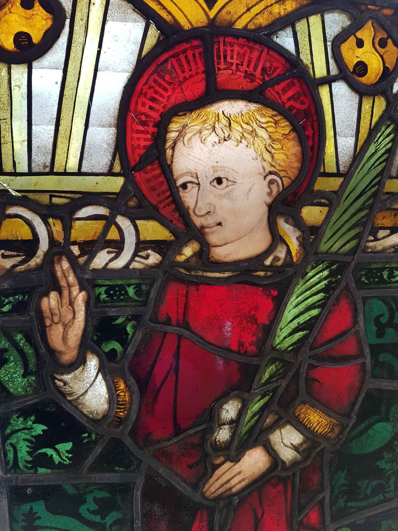 Detail b: Grosses Bleiglasfenster, süddeutsch, ca. 17. Jh., buntes Glas fein bemalt, Darstellung eines Märtyrers im roten Rock und mit rotem Heiligenschein, ...