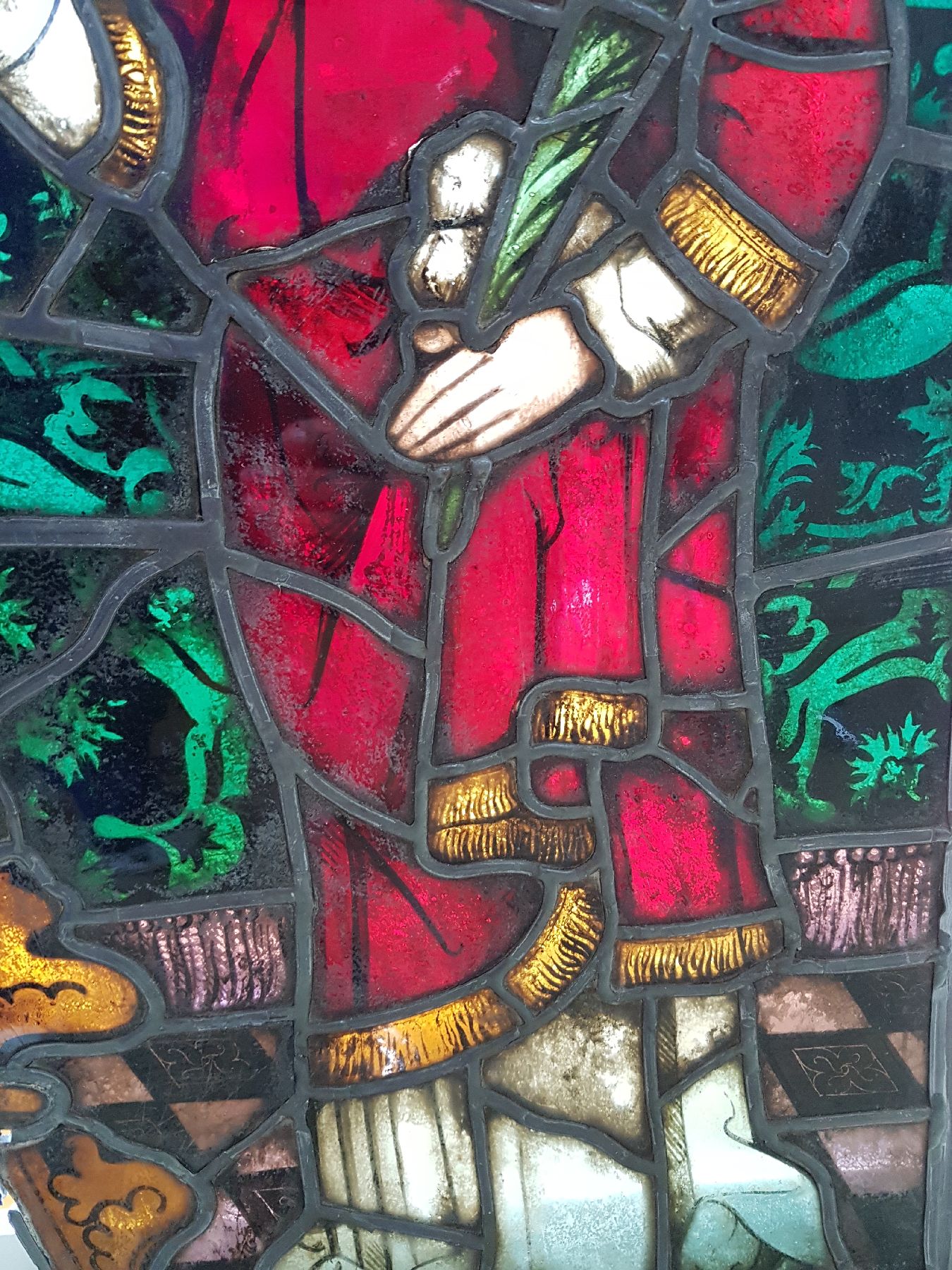 Detail c: Grosses Bleiglasfenster, süddeutsch, ca. 17. Jh., buntes Glas fein bemalt, Darstellung eines Märtyrers im roten Rock und mit rotem Heiligenschein, ...