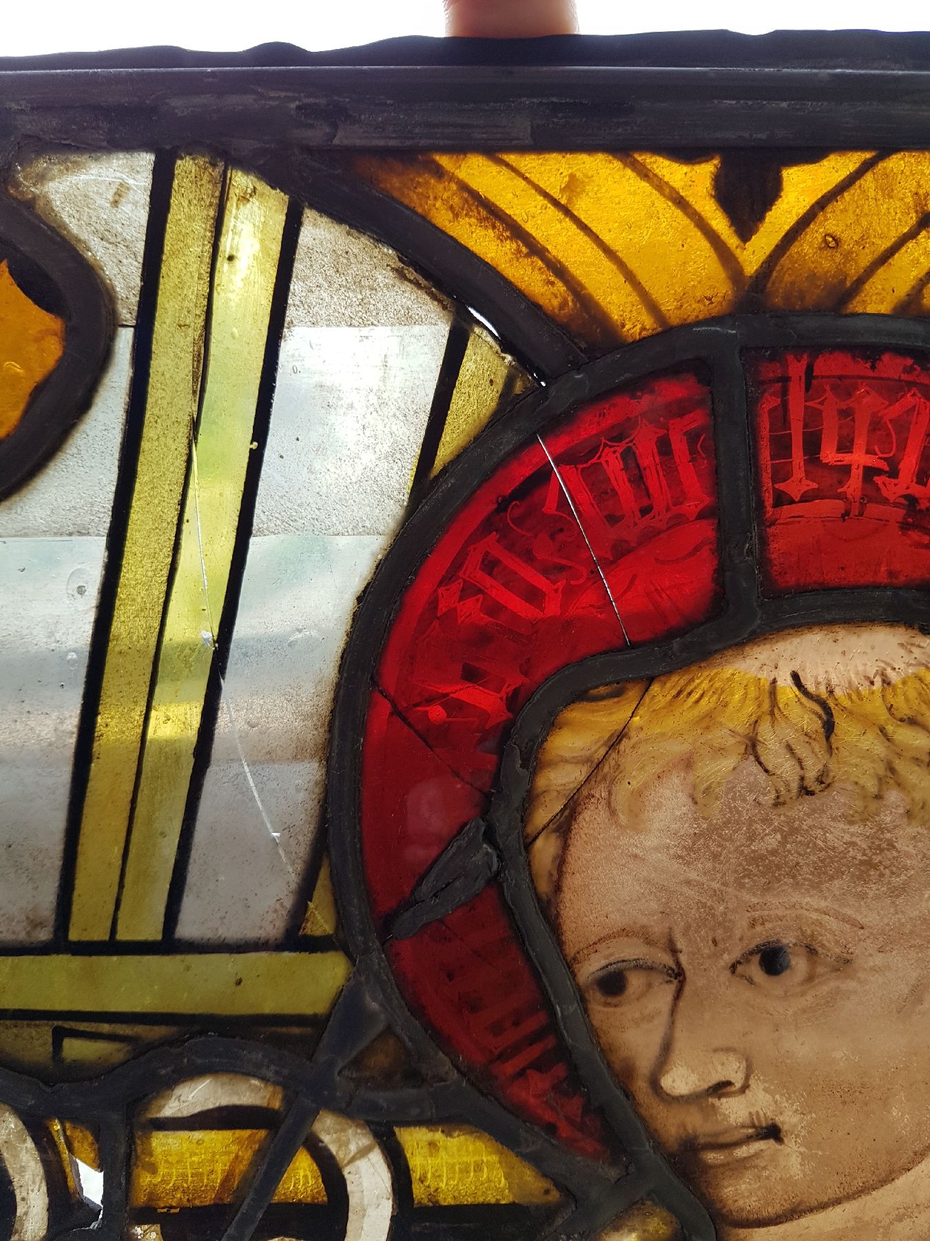Detail d: Grosses Bleiglasfenster, süddeutsch, ca. 17. Jh., buntes Glas fein bemalt, Darstellung eines Märtyrers im roten Rock und mit rotem Heiligenschein, ...