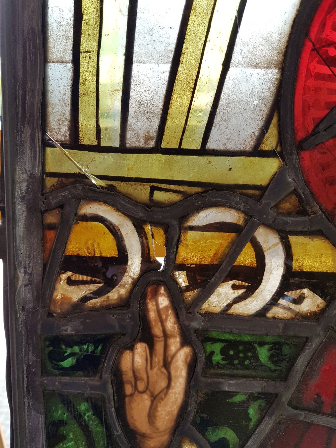 Detail e: Grosses Bleiglasfenster, süddeutsch, ca. 17. Jh., buntes Glas fein bemalt, Darstellung eines Märtyrers im roten Rock und mit rotem Heiligenschein, ...