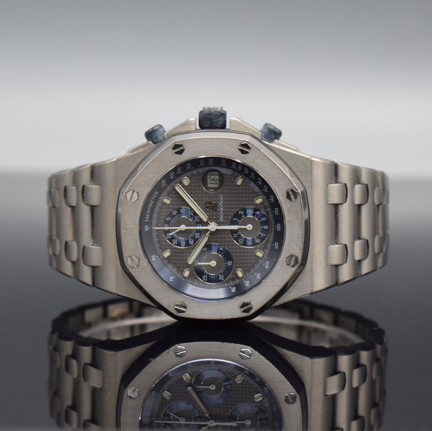AUDEMARS PIGUET "The Beast" Armbandchronograph Royal Oak Offshore No. 16, Automatik, Ref. 25721TI/O/1000TI/01, E-Serie, 3-teil. Titangeh. ...