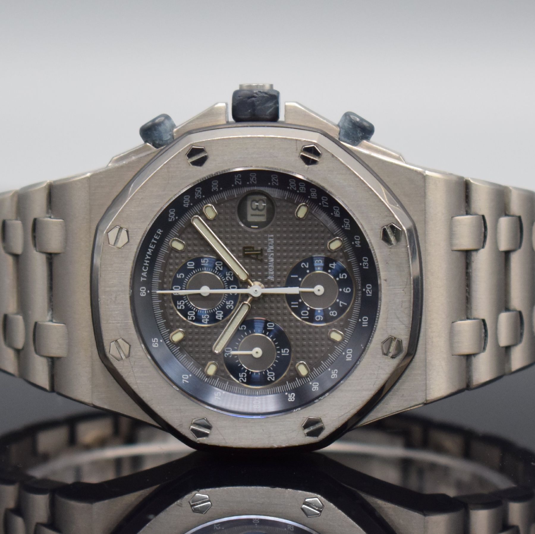 Detail a: AUDEMARS PIGUET "The Beast" Armbandchronograph Royal Oak Offshore No. 16, Automatik, Ref. 25721TI/O/1000TI/01, E-Serie, 3-teil. Titangeh. ...