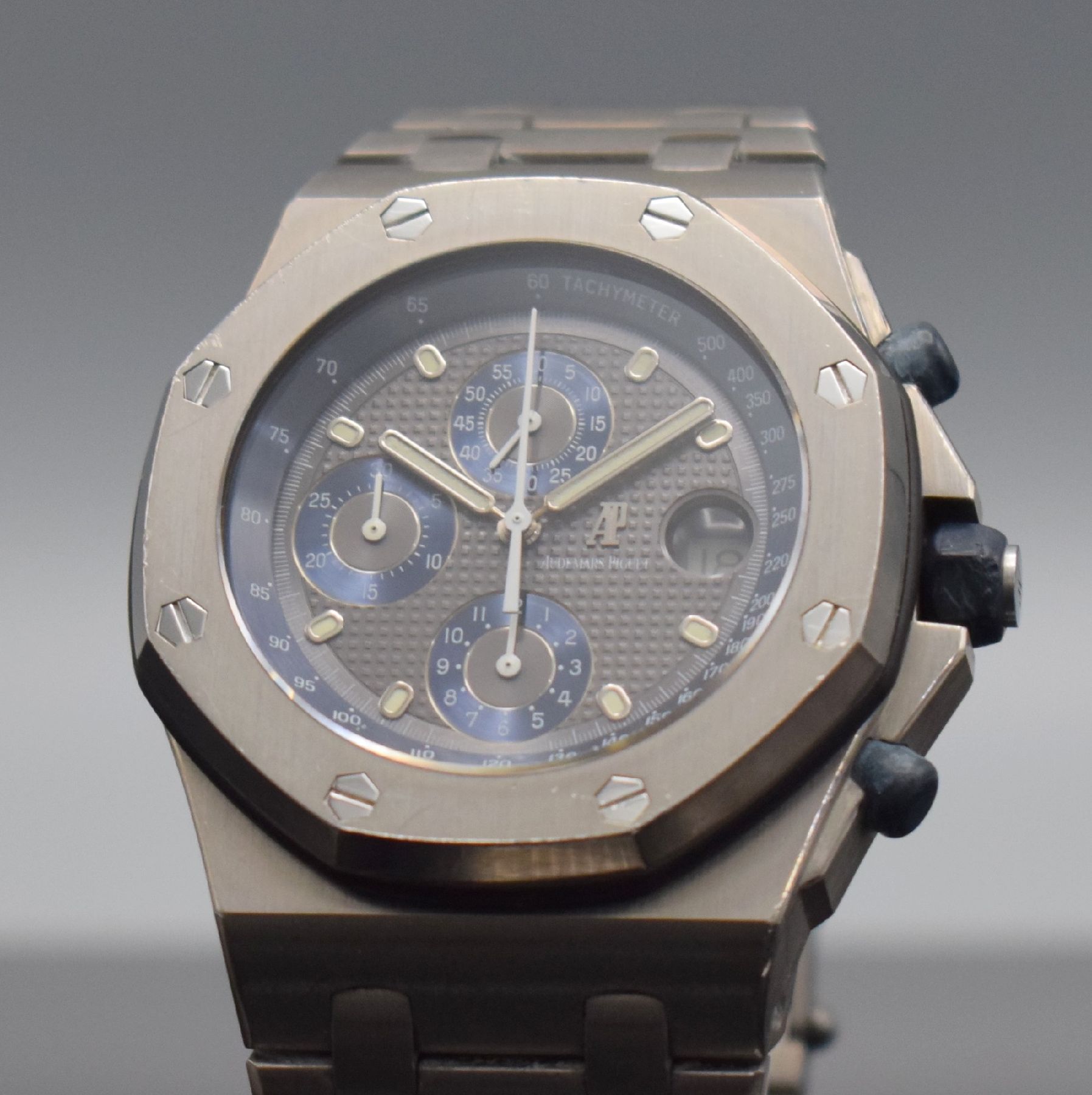 Detail c: AUDEMARS PIGUET "The Beast" Armbandchronograph Royal Oak Offshore No. 16, Automatik, Ref. 25721TI/O/1000TI/01, E-Serie, 3-teil. Titangeh. ...