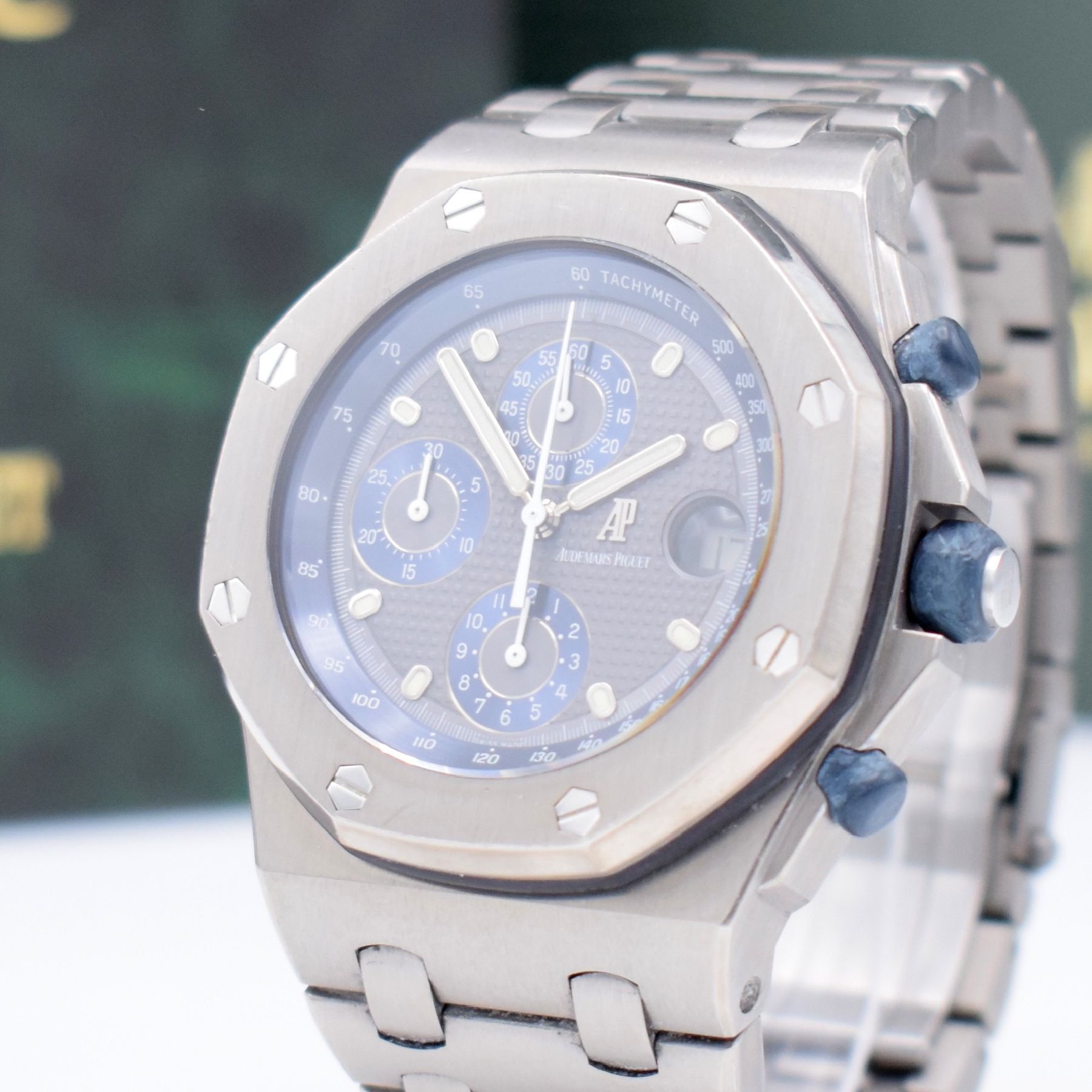 Detail d: AUDEMARS PIGUET "The Beast" Armbandchronograph Royal Oak Offshore No. 16, Automatik, Ref. 25721TI/O/1000TI/01, E-Serie, 3-teil. Titangeh. ...