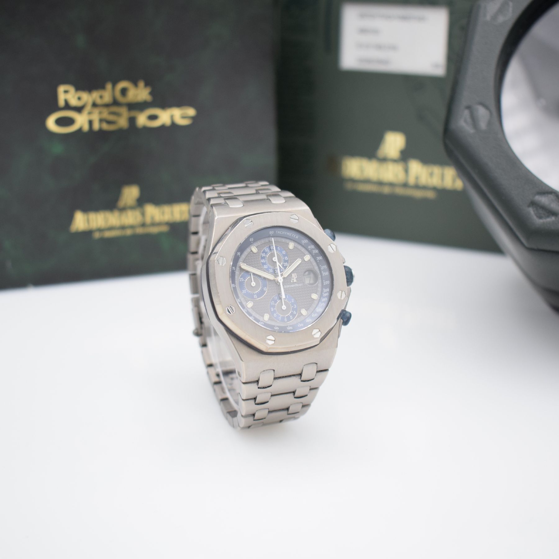 Detail e: AUDEMARS PIGUET "The Beast" Armbandchronograph Royal Oak Offshore No. 16, Automatik, Ref. 25721TI/O/1000TI/01, E-Serie, 3-teil. Titangeh. ...