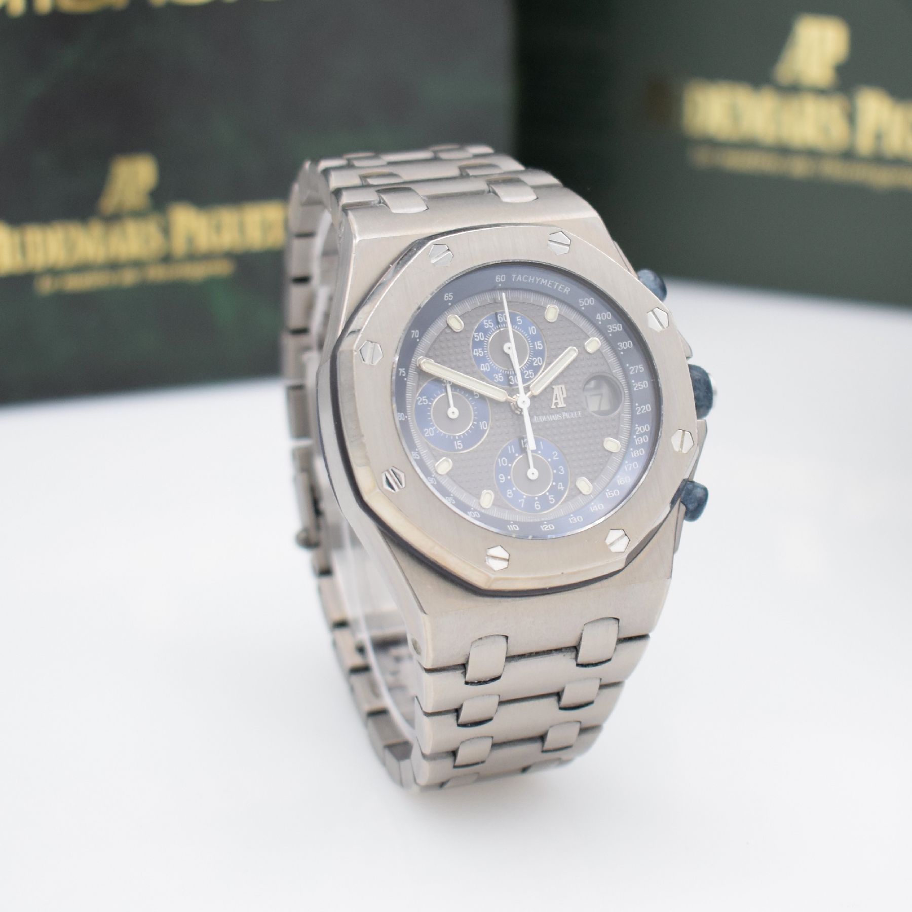 Detail f: AUDEMARS PIGUET "The Beast" Armbandchronograph Royal Oak Offshore No. 16, Automatik, Ref. 25721TI/O/1000TI/01, E-Serie, 3-teil. Titangeh. ...