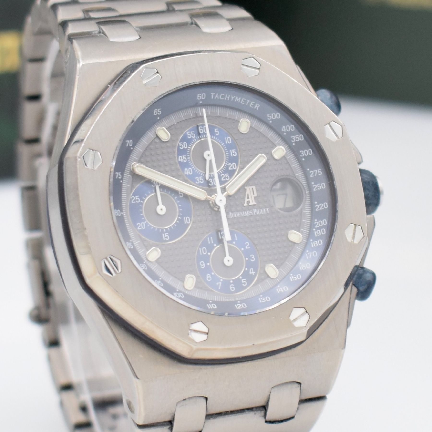 Detail g: AUDEMARS PIGUET "The Beast" Armbandchronograph Royal Oak Offshore No. 16, Automatik, Ref. 25721TI/O/1000TI/01, E-Serie, 3-teil. Titangeh. ...