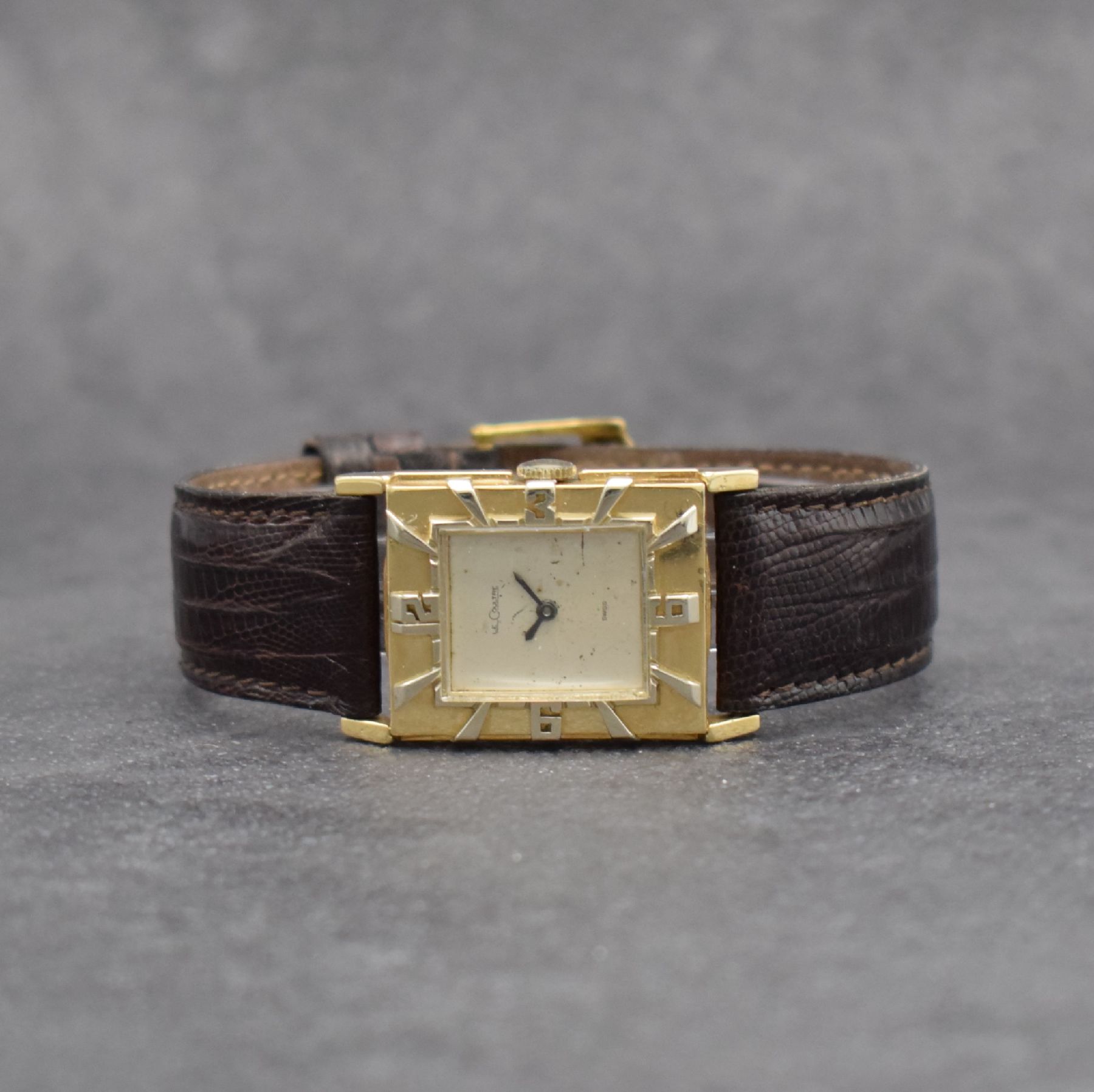 LeCoultre seltene Herrenarmbanduhr in GG 585/000, Schweiz/USA um 1946, Handaufzug, 2-teil. Geh., Boden aufgedr., silb. Zifferbl. rest., schwarze ...