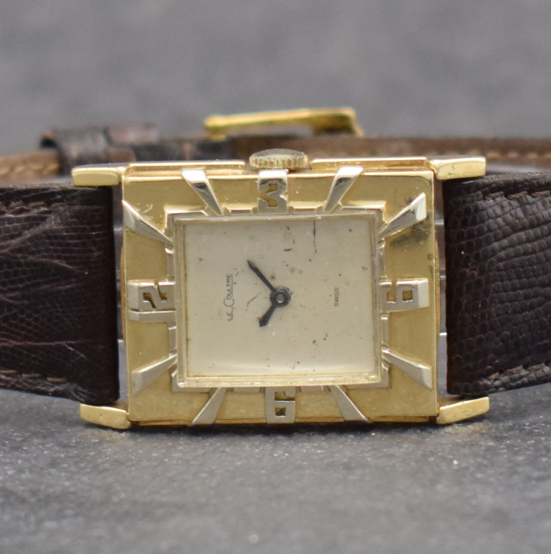 Detail a: LeCoultre seltene Herrenarmbanduhr in GG 585/000, Schweiz/USA um 1946, Handaufzug, 2-teil. Geh., Boden aufgedr., silb. Zifferbl. rest., schwarze ...